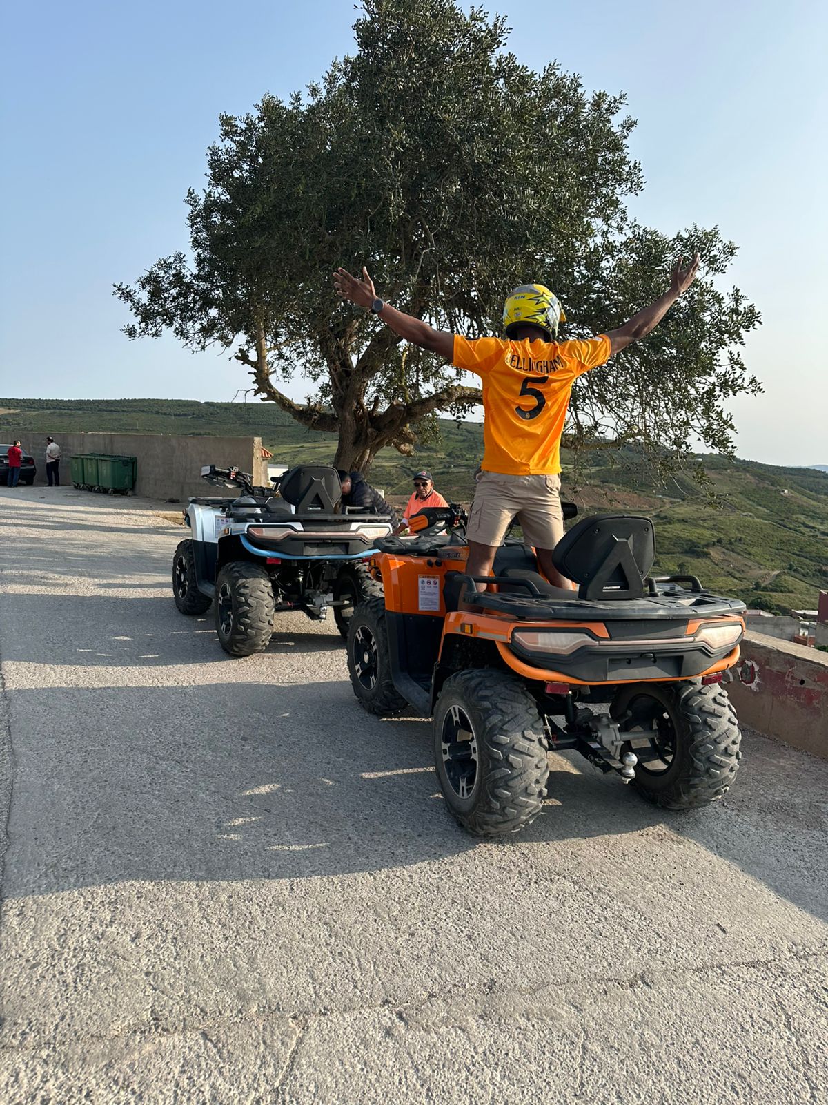 Client partageant son avis après le tour en quad
